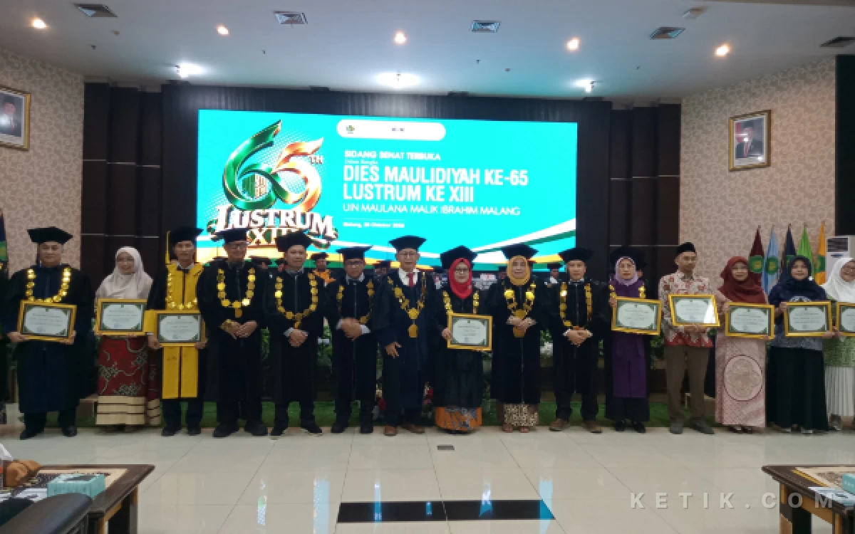 Foto Rektor UIN Malang, Prof. Ilfi Nur Diana bersama jajarannya memberikan penghargaan kepada pimpinan fakultas sebagai bentuk apresiasi atas kinerja selama satu tahun. (Foto: Aliyah/Ketik.com)