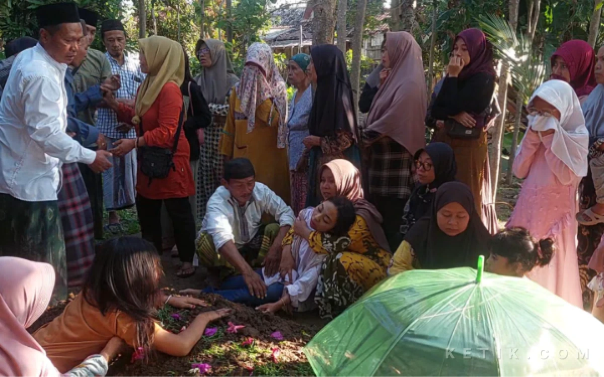 Thumbnail Berita - Prosesi Pemakaman Bidan yang Diduga Dibunuh Suaminya Diiringi Tangis Anak dan Keluarga
