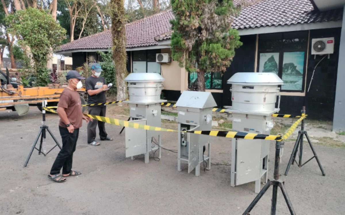 Thumbnail Berita - DLH Lebak Pasang Alat Pantau Kualitas Udara, Antisipasi Dampak Abu Vulkanik Anak Krakatau