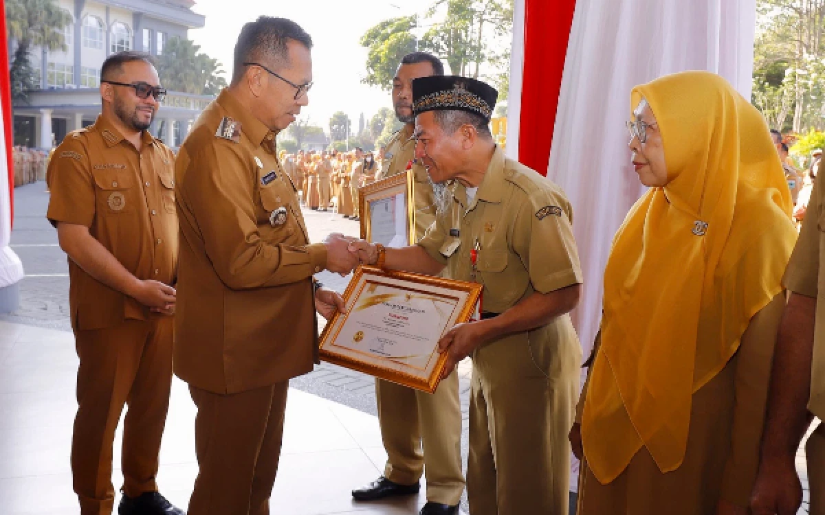 Thumbnail Berita - Apresiasi 11 ASN Purna Tugas, Wali Kota Batu Cak Nur Harap Keteladanan Tetap Jadi Inspirasi⁠