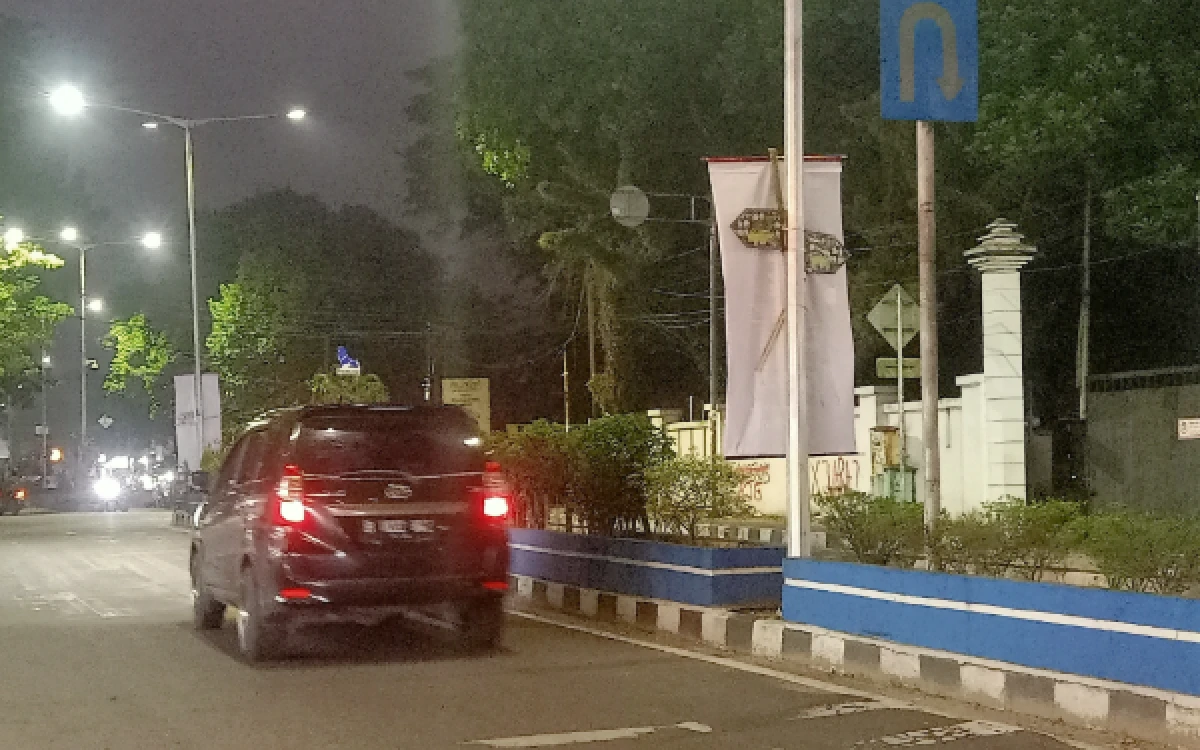 Thumbnail Berita - Jalan Multatuli Rangkasbitung Dipenuhi Baliho dan Spanduk, Pengguna Jalan Minta Penertiban