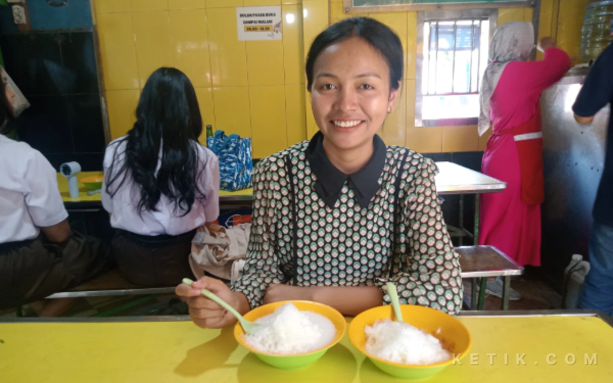 Foto Pelanggan sedang menikmati semangkuk es teler dan es mocca di Es Teler Dempo No 7. (Foto: Aliyah/Ketik.com)