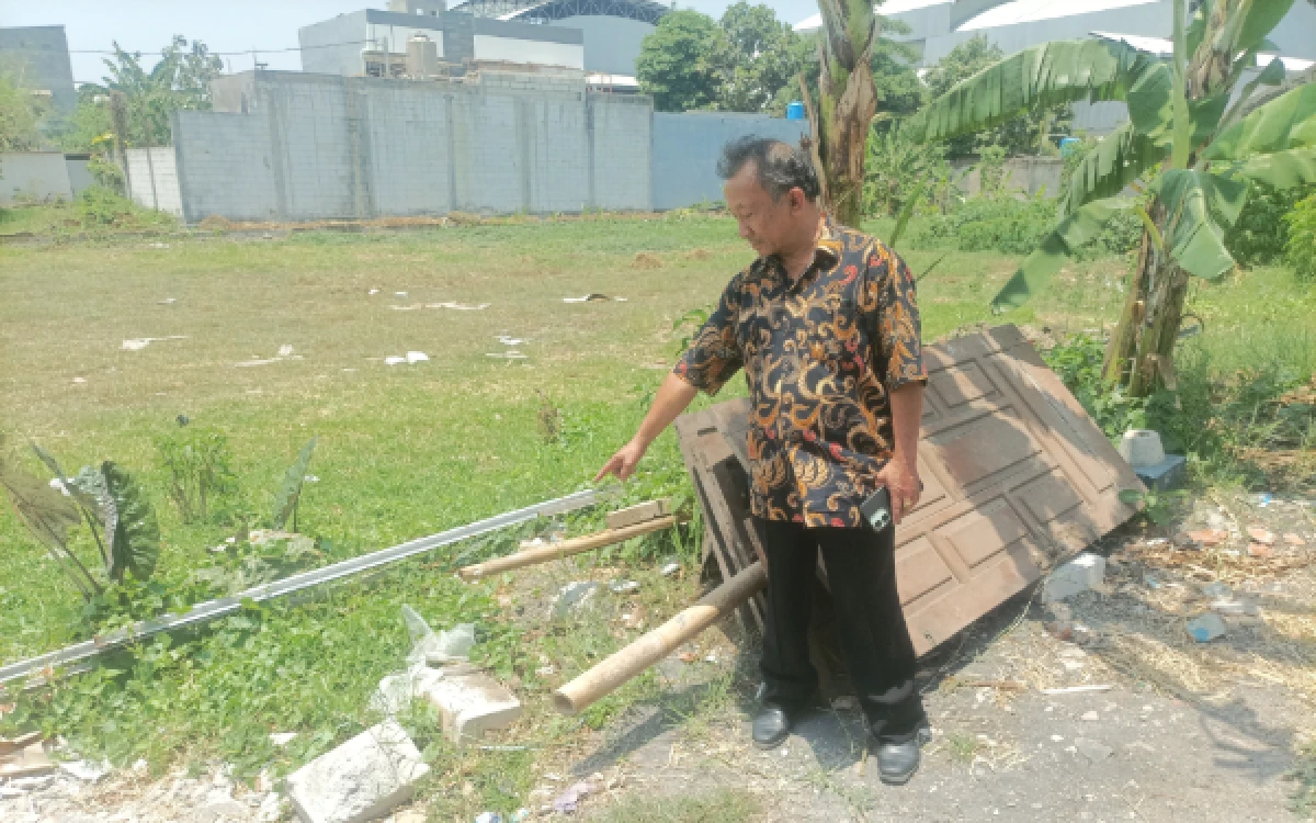 Thumbnail Berita - Geger! Bayi Perempuan Hidup Ditemukan dalam Kardus di Bawah Pohon Pisang di Gang 9 Sukun Kota Malang