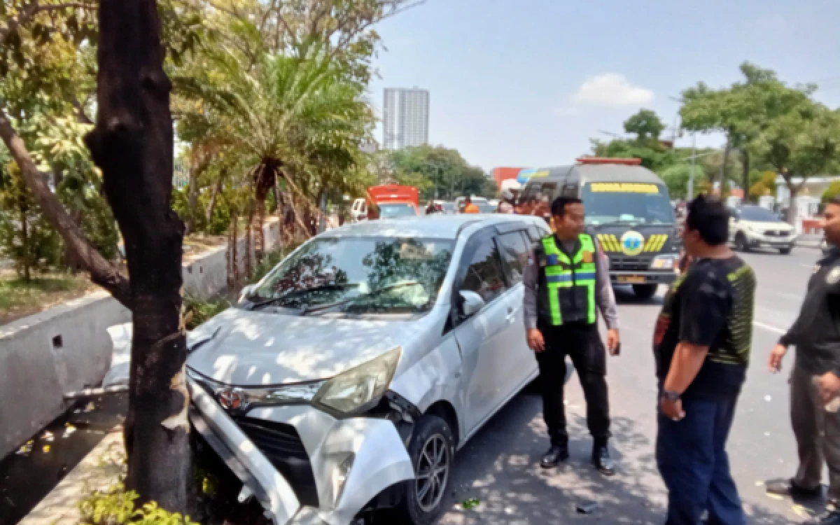 Thumbnail Berita - Diduga Hilang Kendali, Mobil Calya Hantam Pohon di Depan RS Bhayangkara Surabaya