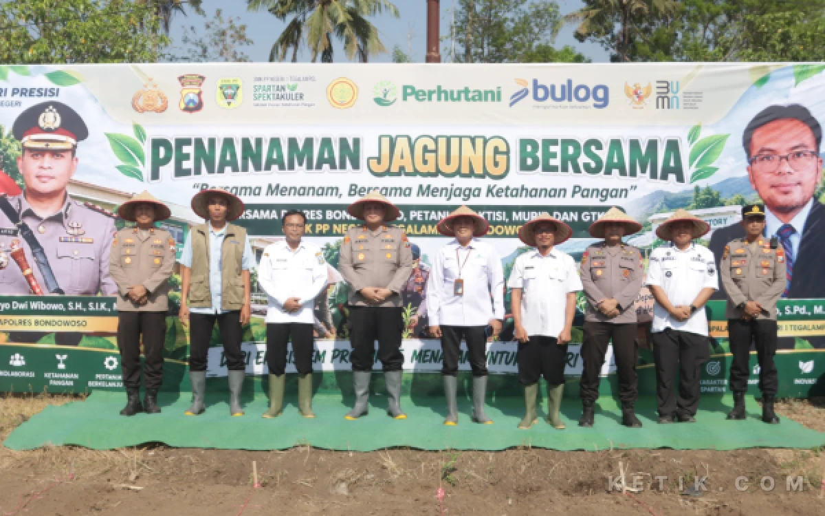 Thumbnail Berita - Tanam Jagung Bareng Pelajar, Cara Kapolres Bondowoso Ajak Generasi Muda Terjun Bertani