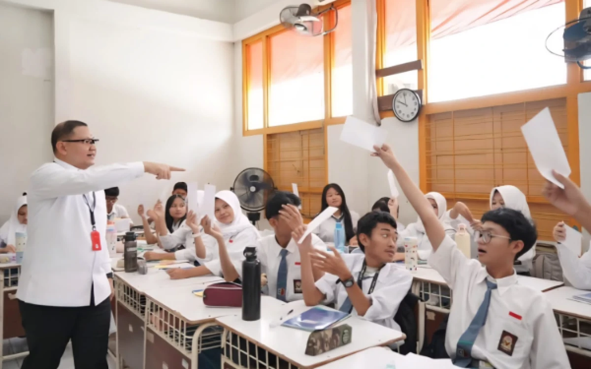 Thumbnail Berita - Kadindik Jatim Aries Agung Paewai Jadi Guru Sehari! Soroti Tantangan Pembelajaran di Era Generasi Z