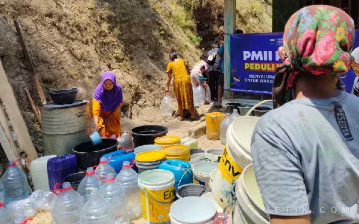 Thumbnail Berita - Dua Hari Tak Mandi gegara Kekeringan, Warga di Pacitan Berebut Terima Bantuan Air PMII
