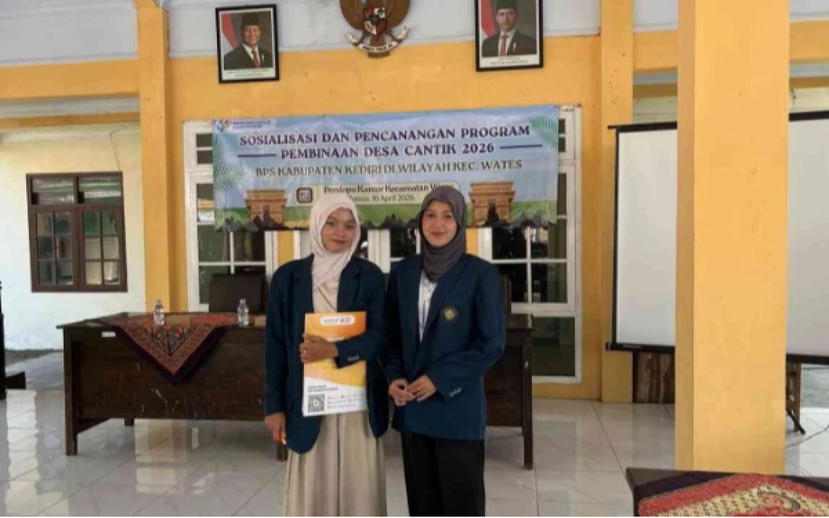 Foto Dua Mahasiswa PSDKU UB Kediri Saat Sosialisasi dan 
Pencanangan Desa Cinta Statistik (Foto : Denis Lia dan Relista/Mahasiswa PSDKU UB Kedirii).