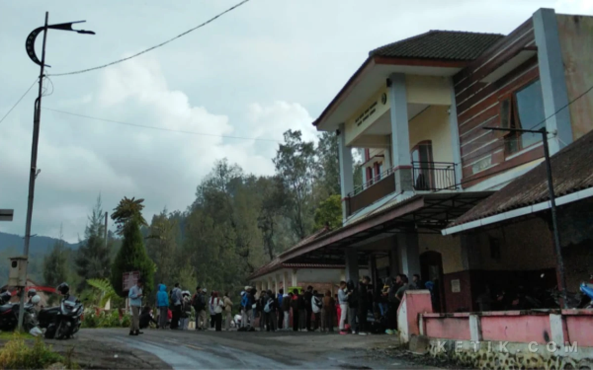 Thumbnail Berita - Fenomena Embun Es Jadi Daya Tarik Pendaki Semeru, Wisatawan Asal Jakarta Rela Datang Saat Bediding