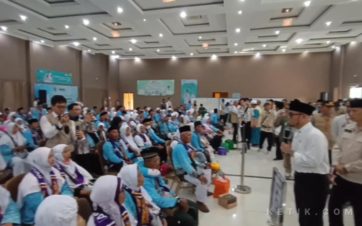 Thumbnail Berita - Sambangi Embarkasi Surabaya, Wamenhaj RI: Kloter Akhir Langsung Hadapi Armuzna Harus Banyak Istirahat