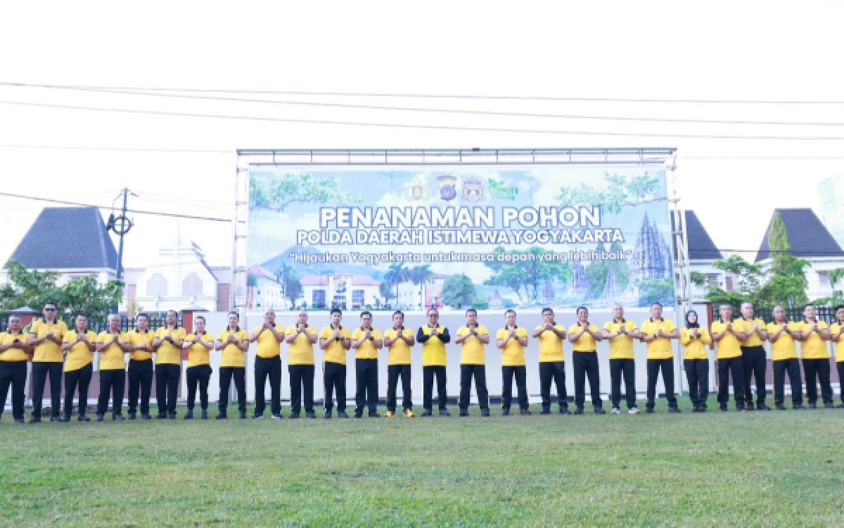 Foto Jajaran PJU Polda DIY berfoto bersama di depan baliho Program Penanaman Pohon bertajuk "Hijaukan Yogyakarta untuk Masa Depan yang Lebih Baik" di Mapolda DIY. (Foto: Humas Polda DIY)