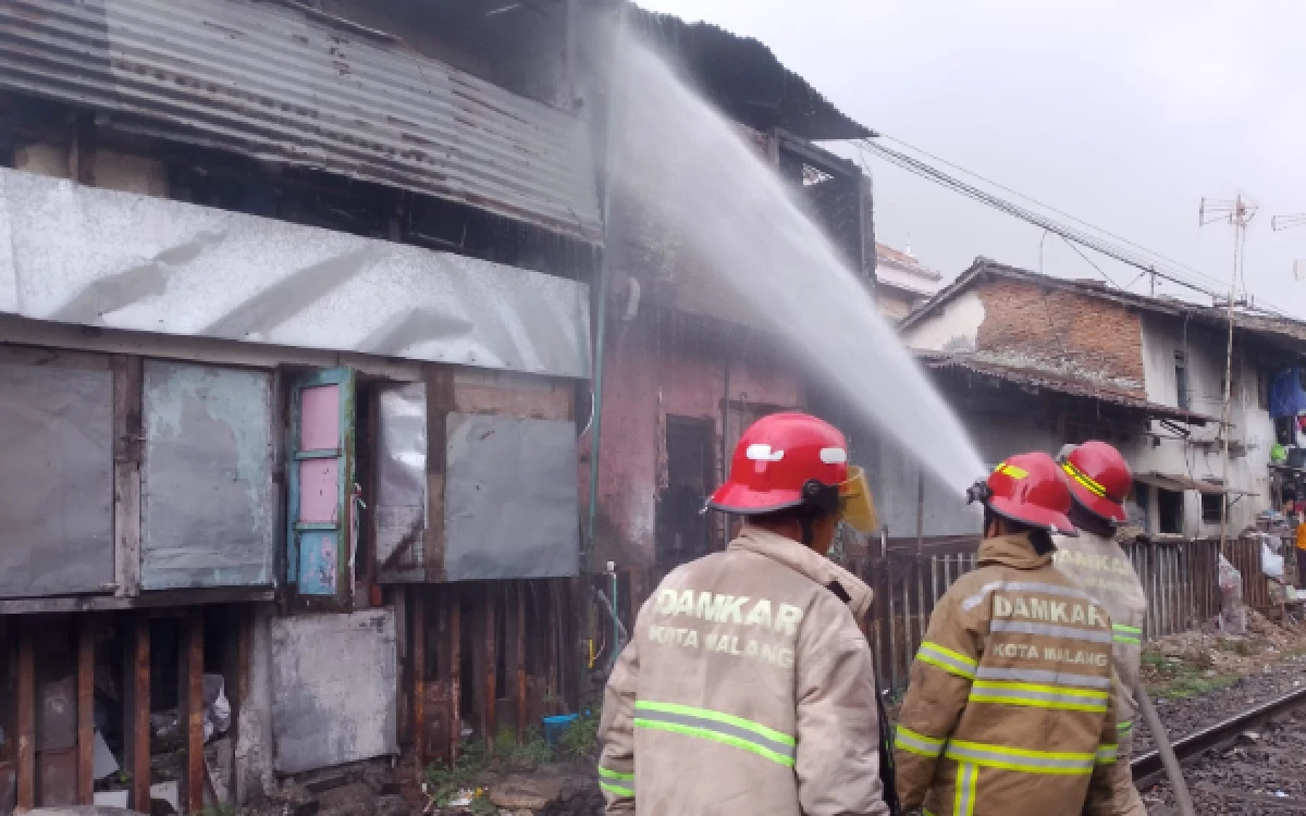 Thumbnail Berita - Diduga Korsleting Listrik, Rumah Lantai Dua di Jodipan Kota Malang Ludes Terbakar