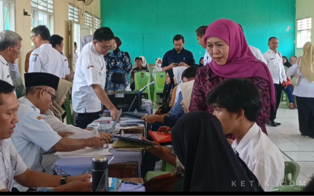 Thumbnail Berita - Khofifah Pantau Verifikasi SPMB di Gresik, Pastikan Antrean Calon Siswa Terkendali Tanpa Penumpukan