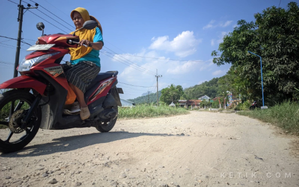 Thumbnail Berita - Sudah Tahunan Rusak, Mengapa Jalan Mentoro–Pagutan Pacitan Tak Kunjung Diperbaiki?