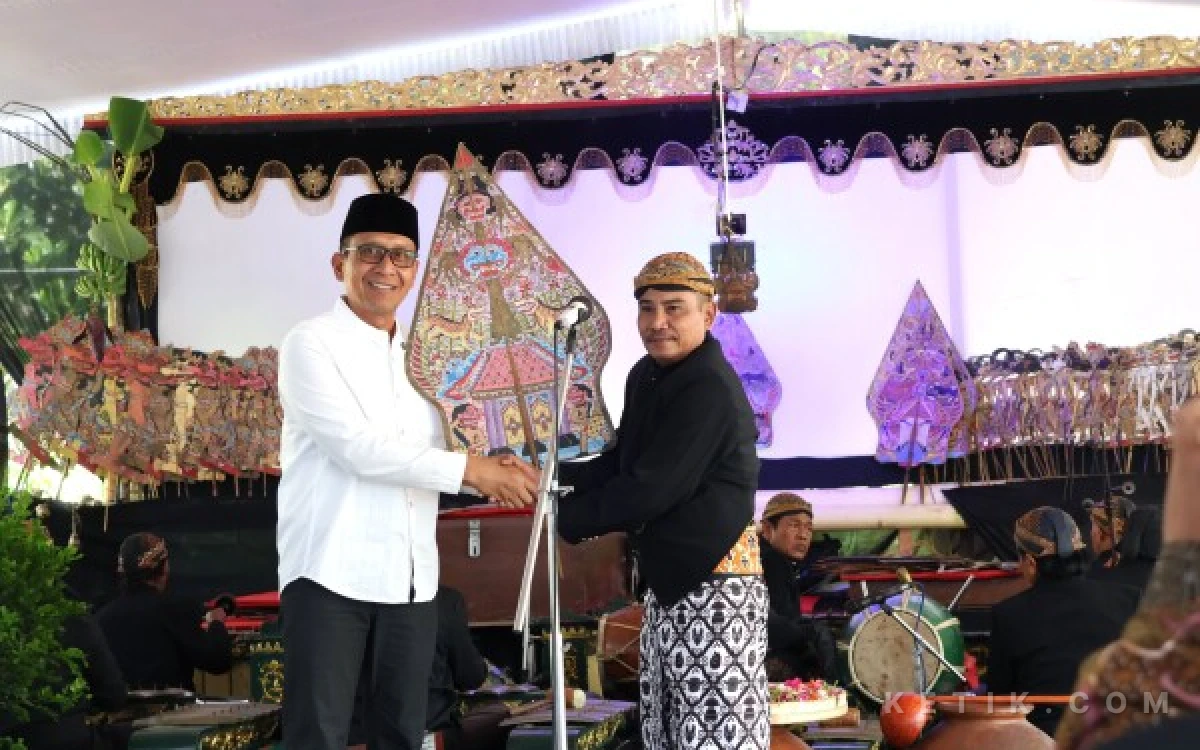 Foto Bupati Bojonegoro  H. Setyo Wahono, menyerahkan Gunungan bukti tanda dimulai Ruwatan Murwakala merupakan tradisi yang memiliki nilai spiritual mendalam. (Foto humas pemkab Bojonegoro)