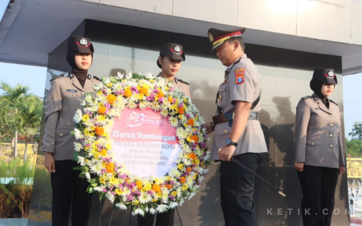 Thumbnail Berita - Kenang Jasa Pahlawan, Polres Madiun Kota Tabur Bunga di TMP Jelang Hari Bhayangkara ke-80