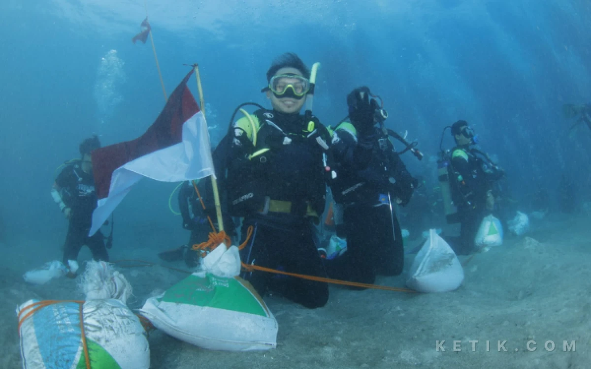 Thumbnail Berita - Danseselem TNI AL, Pimpin Upacara Pengibaran Bendera Merah Putih di Dasar Laut Pasir Putih Situbondo