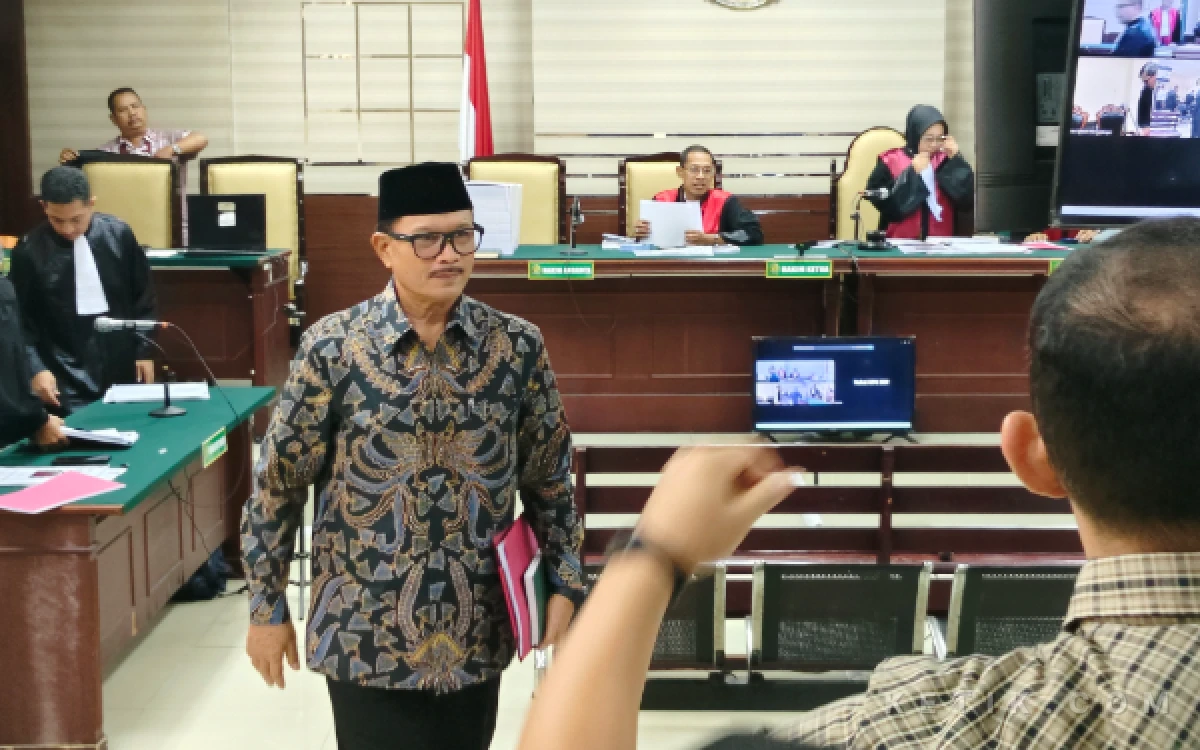 Thumbnail Berita - Sikap Tegar! Wali Kota Madiun Nonaktif Maidi Jalani Sidang Perdana di PN Tipikor
