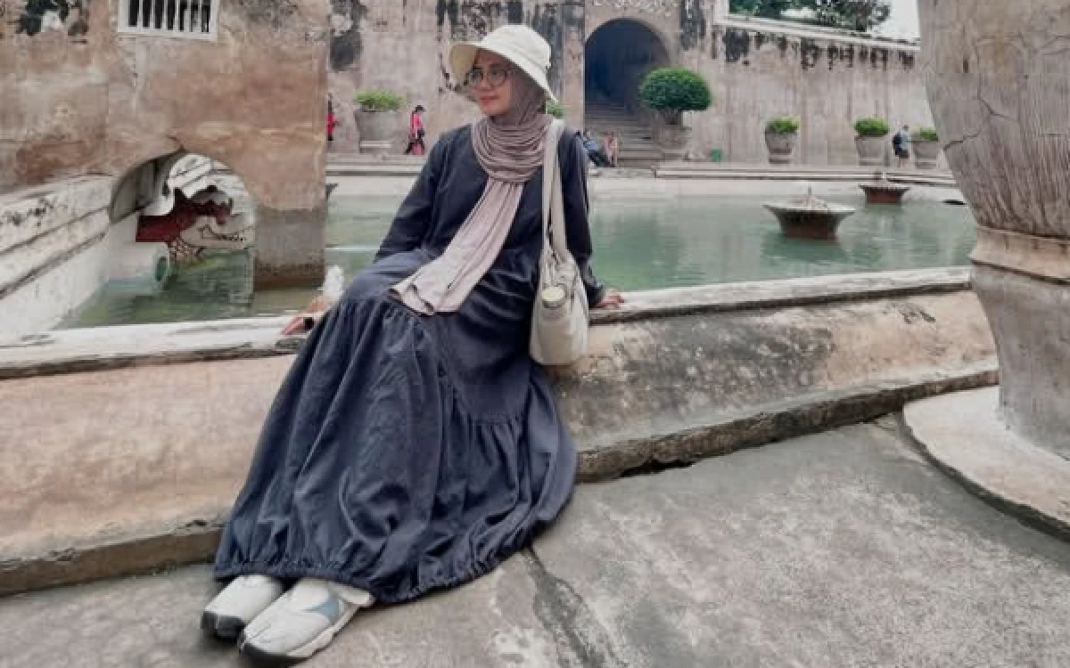 Foto Diana Manzila, alumni UIN Malang, sukses membuktikan passion di dunia fashion bisa berkembang menjadi bisnis fashion muslim yang menginspirasi lewat brand Kimya. (Foto: Instagram @dianamanzila)