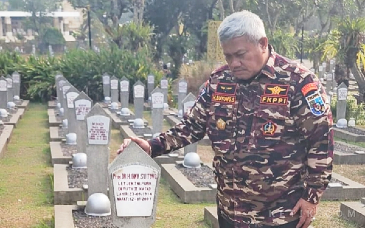 Thumbnail Berita - Sebelum Ikuti HUT ke-48 di Jakarta, FKPPI Sumut Ziarahi Makam Tokoh di Kalibata