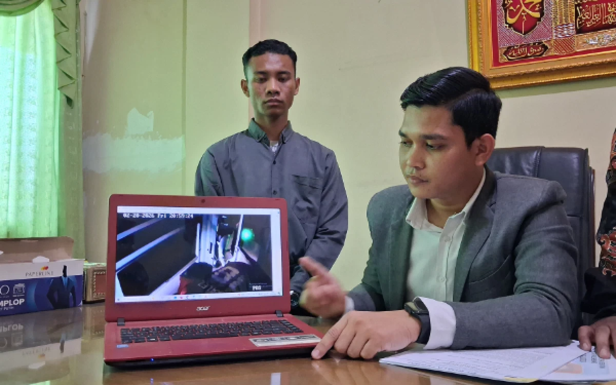 Foto Kuasa hukum pelapor, Wendi Aprianto SH, saat menunjukkan salah satu rekaman CCTV saat terjadinya pengrusakan pintu masuk dan mesin tiket parkir di kompleks Ruko Rajawali, Jalan Rajawali, Kelurahan 9 Ilir, Kecamatan Ilir Timur I Palembang, Rabu 19 Agustus 2026. (Foto : Yola/Ketik.com)