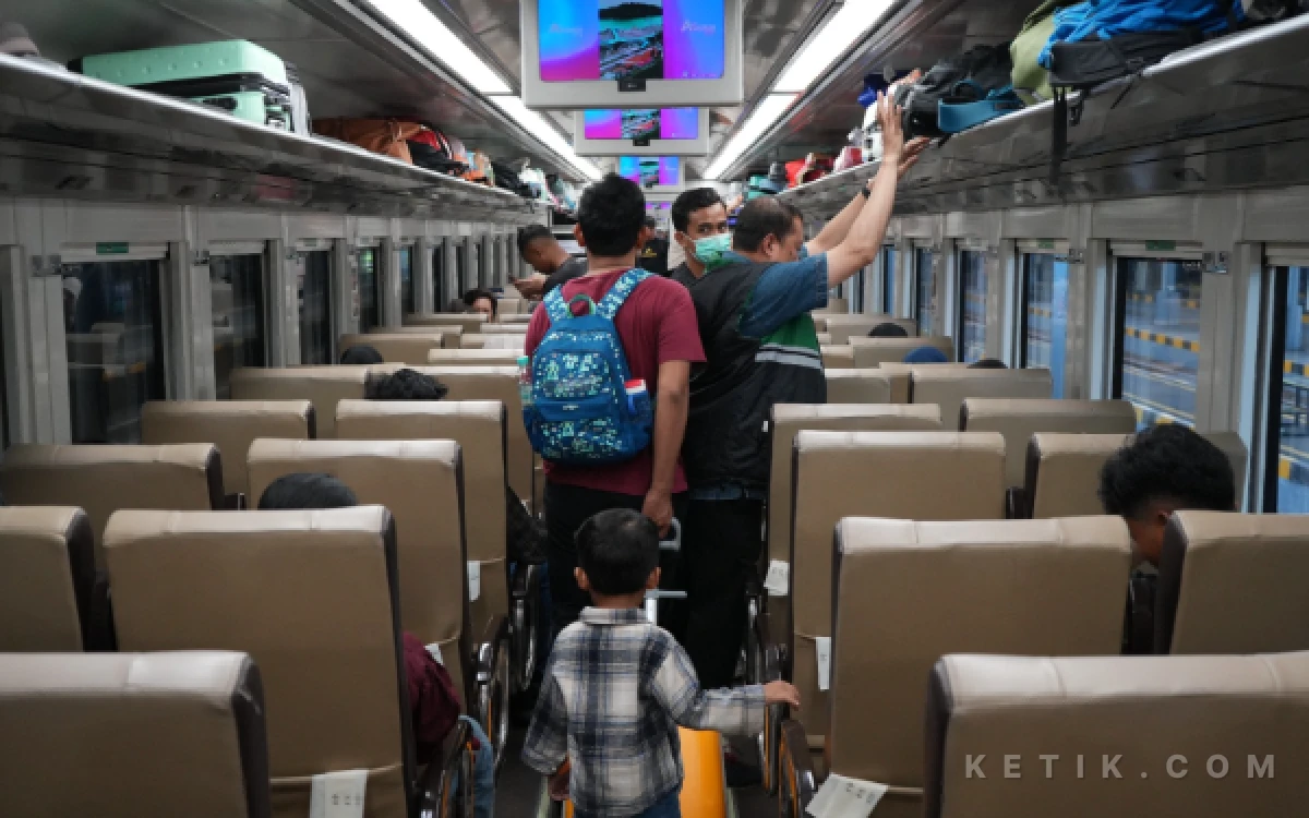 Thumbnail Berita - Kereta Penuh! Jelang Libur Iduladha 2026, KAI Daop 8 Surabaya Layani Lebih dari 39 Ribu Penumpang.