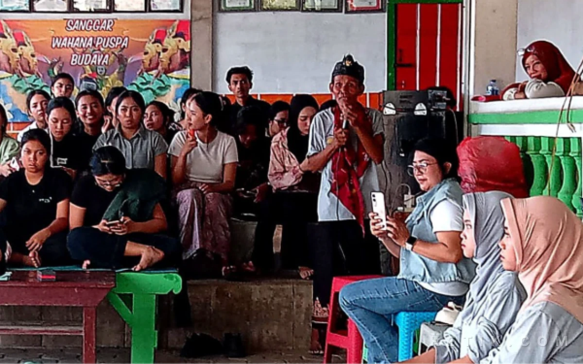 Thumbnail Berita - Sanggar Wahana Puspa Budaya Situbondo Jadi Rujukan Universitas di Jawa Timur Belajar Tari Topeng Bersejarah