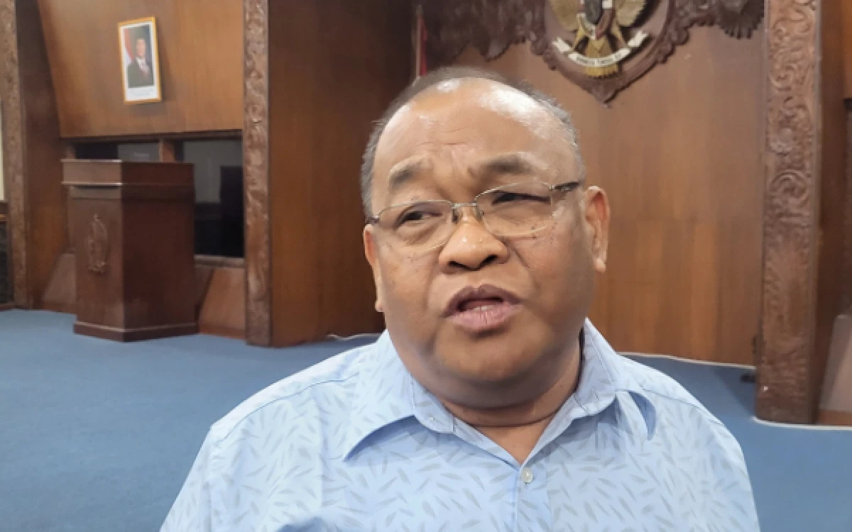 Foto Ketua Dewan Pendidikan DIY, Prof Dr Sutrisna Wibawa MPd, memberikan keterangan kepada awak media usai acara diskusi di Ruang Badan Anggaran DPRD DIY. (Foto: Via for Ketik.com)