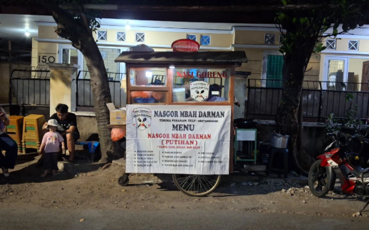 Thumbnail Berita - Nasi Goreng Mbah Darman, Racikan Khas Pak Ferdi yang Bikin Ketagihan Pelanggan