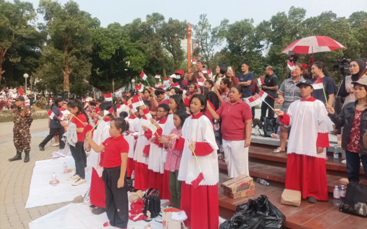 Foto Semarak anak-anak dari PAUD hingga SMP saat mengibarkan bendera merah putih sekaligus menyanyikan berbagai lagu nasional dalam kegiatan Barikan Anak Nusantara Ke-5 yang digelar di Alun-Alun Merdeka Kota Malang, Minggu, 16 Agustus 2026 (Foto : Kukuh/Ketik)