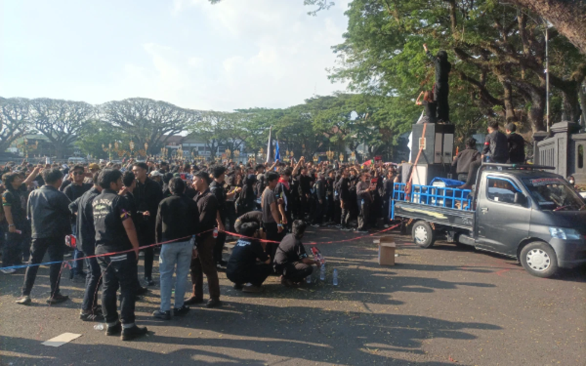 Foto Massa aksi dari aliansi mahasiswa saat tiba di depan Gedung DPRD Kota Malang, Senin, 15 Juni 2026 (Foto : Kukuh / Ketik)