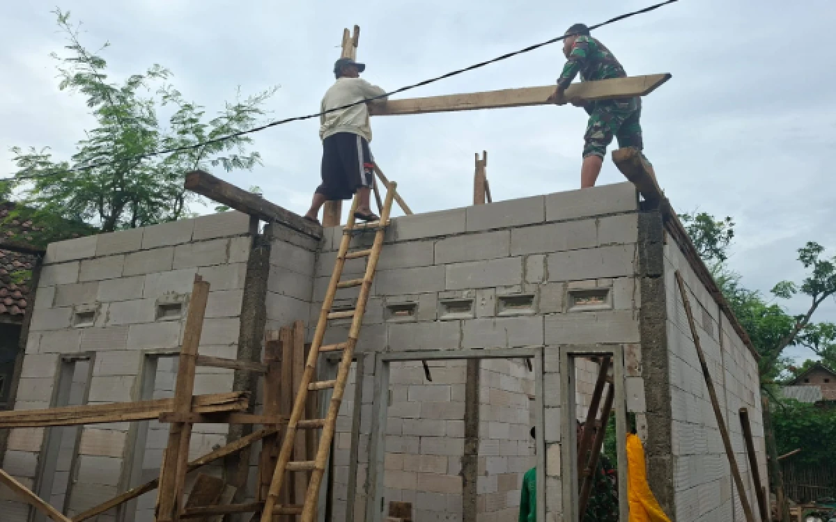 Thumbnail Berita - Satgas TMMD ke-128 Kodim 0820 Probolinggo Kebut Rehab RTLH di Dusun Klagin, Progress Capai 60 Persen