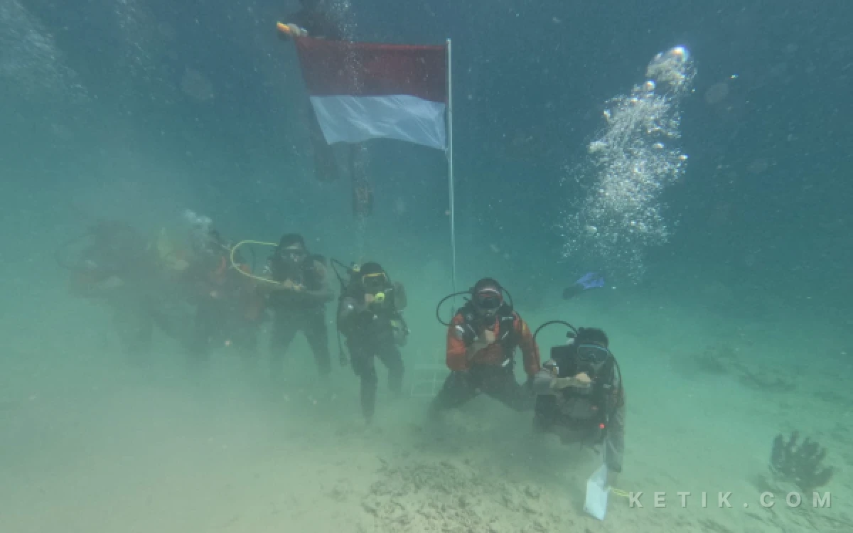 Thumbnail Berita - Spektakuler! Upacara HUT ke-81 RI di Simeulue Digelar di Dasar Laut, Kampanyekan Jaga Ekosistem
