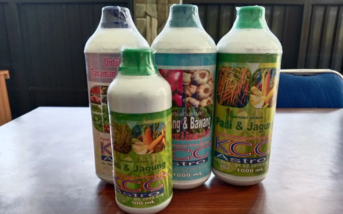 Foto Produk pupuk cair KCC Astro produksi CV Gemolong Suci yang menjadi salah satu objek pengamatan dan dipasarkan melalui jaringan toko pertanian. (Foto : Ifka Denia/Mahasiswi PSDKU UB Kediri)