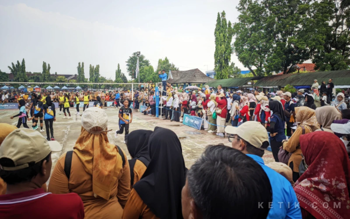 Thumbnail Berita - Alun-alun Pacitan Padat Selama Porseni, Pedagang Akui Omzet Melonjak