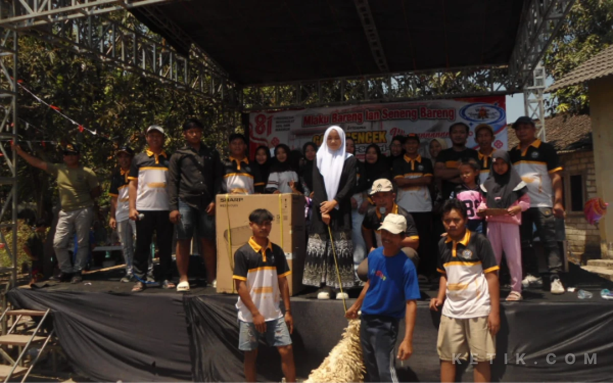 Thumbnail Berita - HUT Ke-81 RI dan Milad Majlis, Warga Gang Rencek Tuban Mlaku Bareng Berhadiah Kambing hingga Sembako Gratis