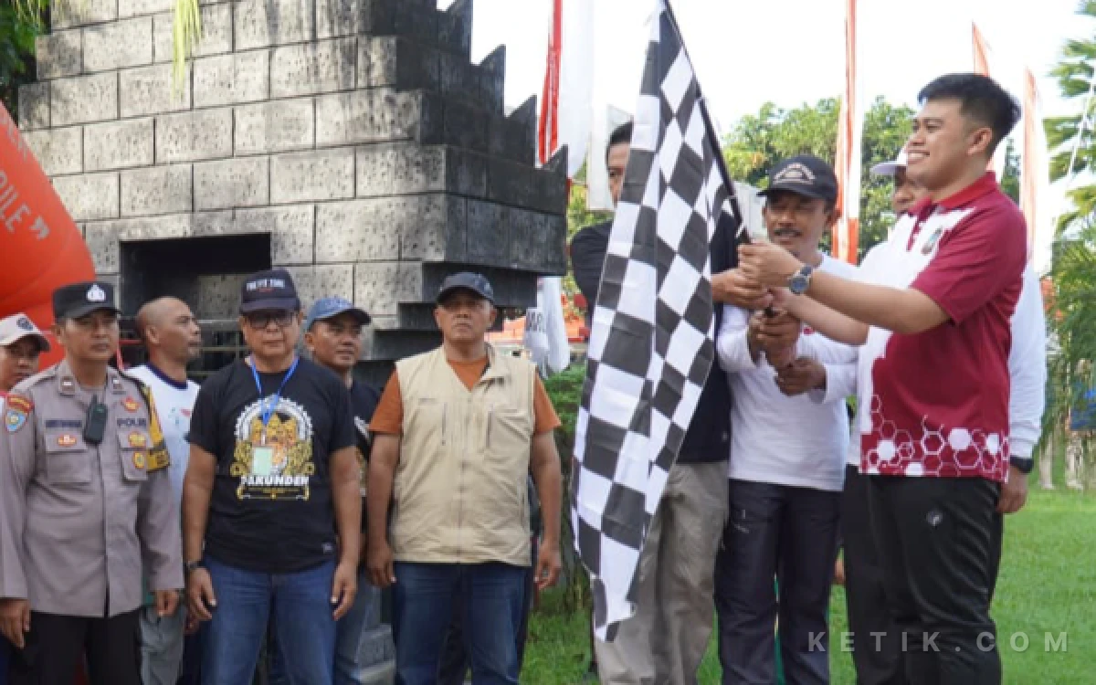 Thumbnail Berita - Jalan Sehat Gelora Pakunden Meriahkan Puncak Bersih Desa, Warga Antusias Ikuti Rangkaian Acara