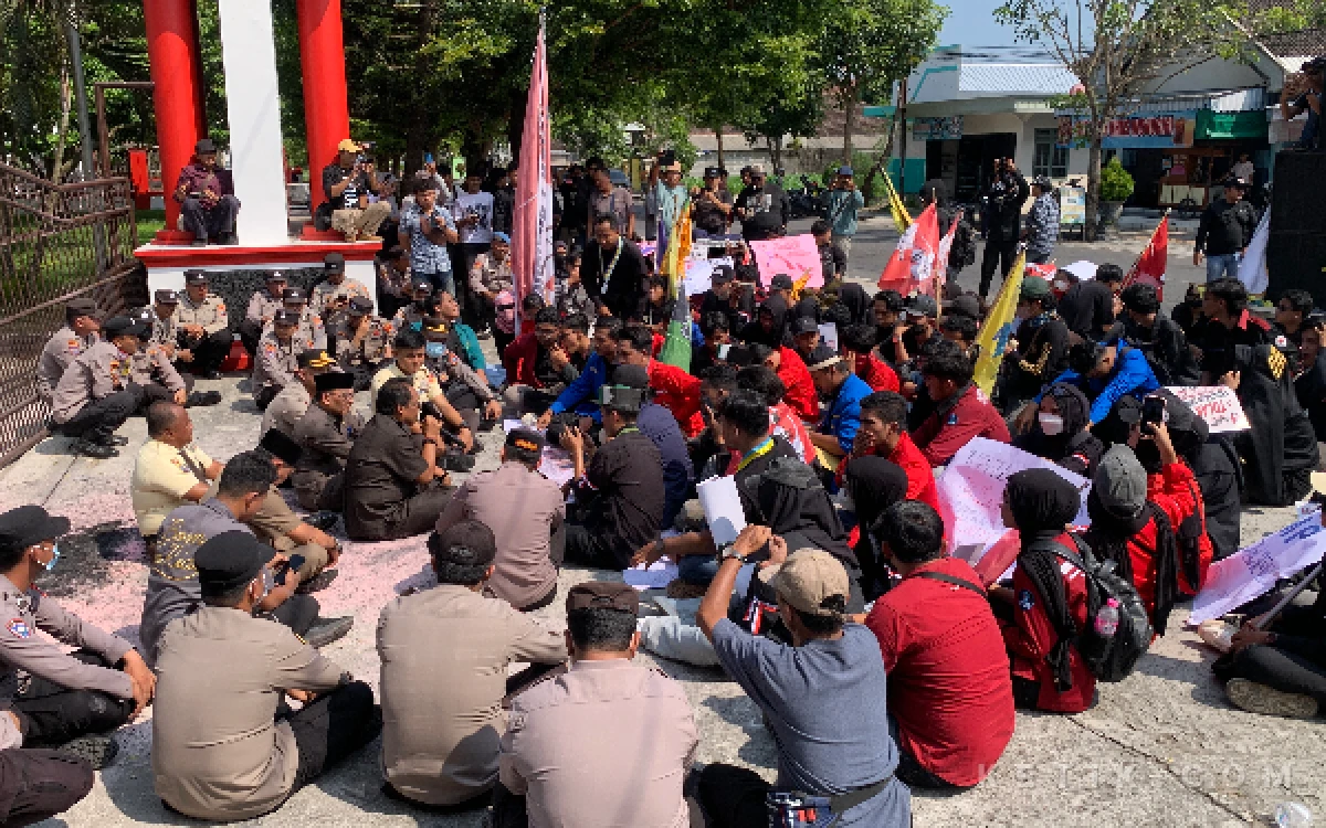 Thumbnail Berita - Temui Mahasiswa di Tengah Ketegangan, Ketua DPRD Blitar Redam Aksi Ricuh di Depan Gedung Dewan