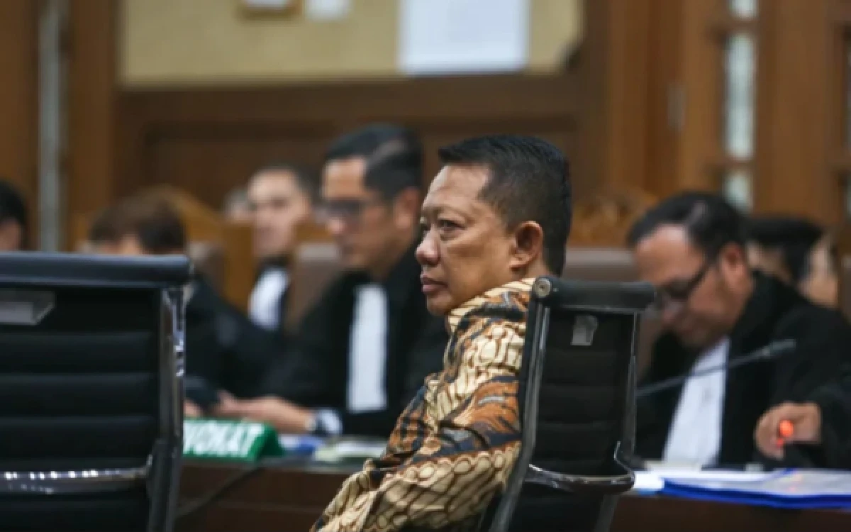 Thumbnail Berita - Eks Jampidsus Febrie Ungkit Deretan Kasus Korupsi Besar yang Dia Tangani Saat Bacakan Eksepsi