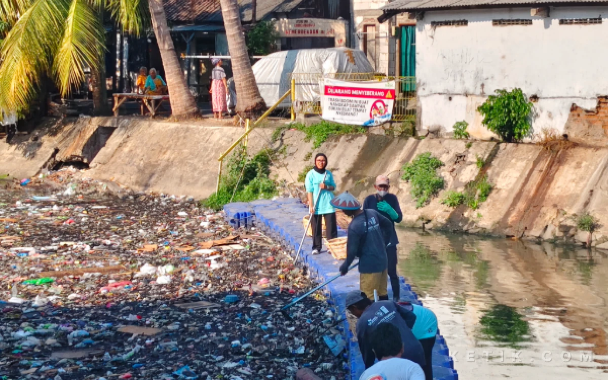 Thumbnail Berita - Emak-emak Surabaya Trabas Mitos Buang Popok ke Sungai yang Bikin Kulit Anak Tak Ruam