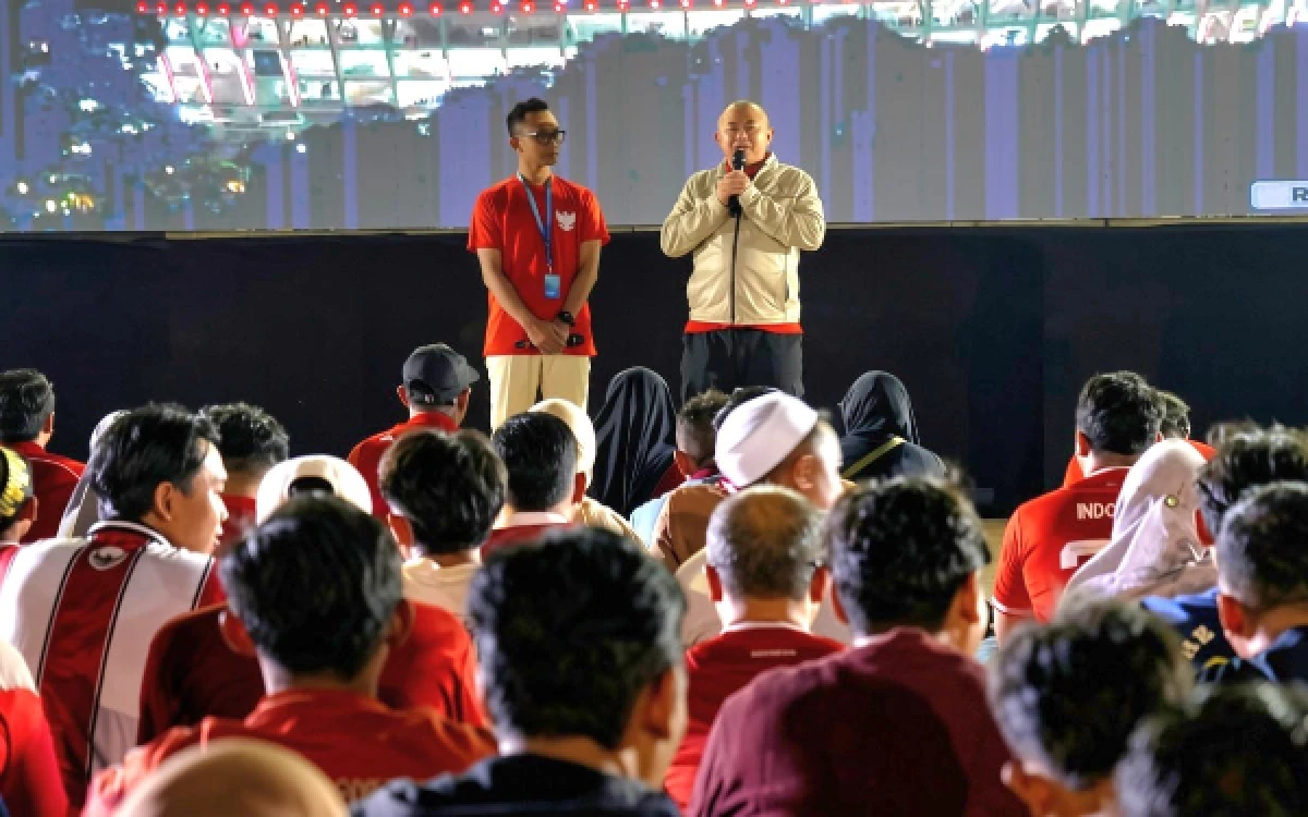 Thumbnail Berita - Diawali Salat Isya Berjemaah di Masjid Al Akbar, Ribuan Suporter Jadi Saksi Timnas Juara
