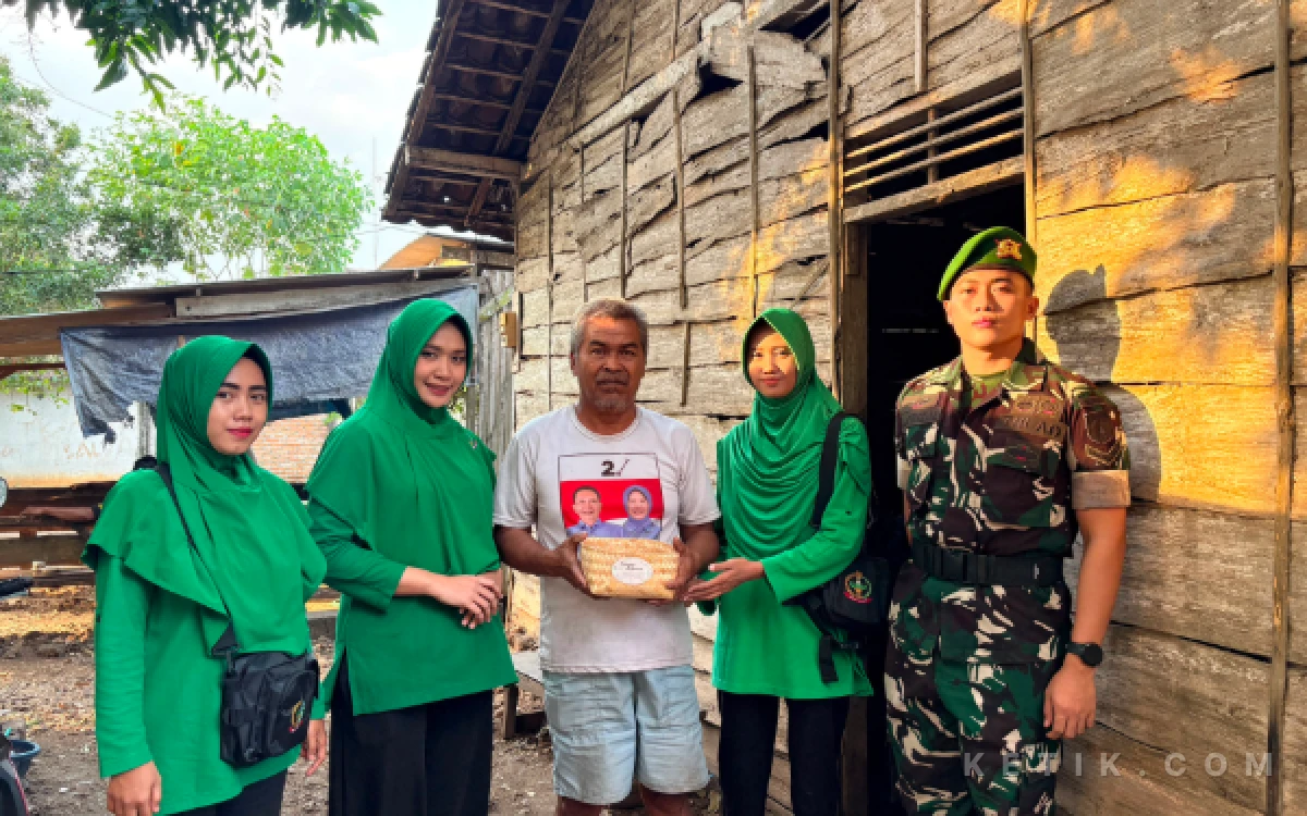 Thumbnail Berita - Yonif TP-885/Belibis Putih Bagikan Telur kepada Warga, Wujud Kepedulian terhadap Masyarakat