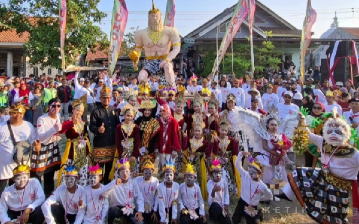 Thumbnail Berita - Kejutkan Juri, Kontingen RT 03/RW 03 Raih Juara 1 Karnaval Pertama Kalinya di  Kaligangsa Kulon Brebes