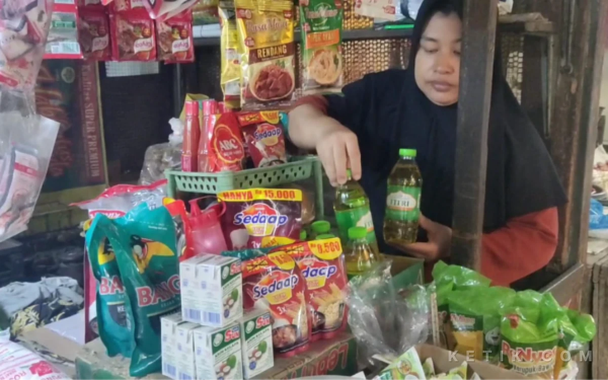 Thumbnail Berita - Minyakita Langka, Penjual di Surabaya Terpaksa Naikkan Harga Jual Hingga Rp23 Ribu