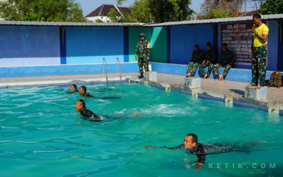 Foto program rutin TNI Angkatan Darat yang dilaksanakan dengan tujuan untuk mengukur, sekaligus membina kemampuan fisik prajurit (foto sukiman ketik.com)