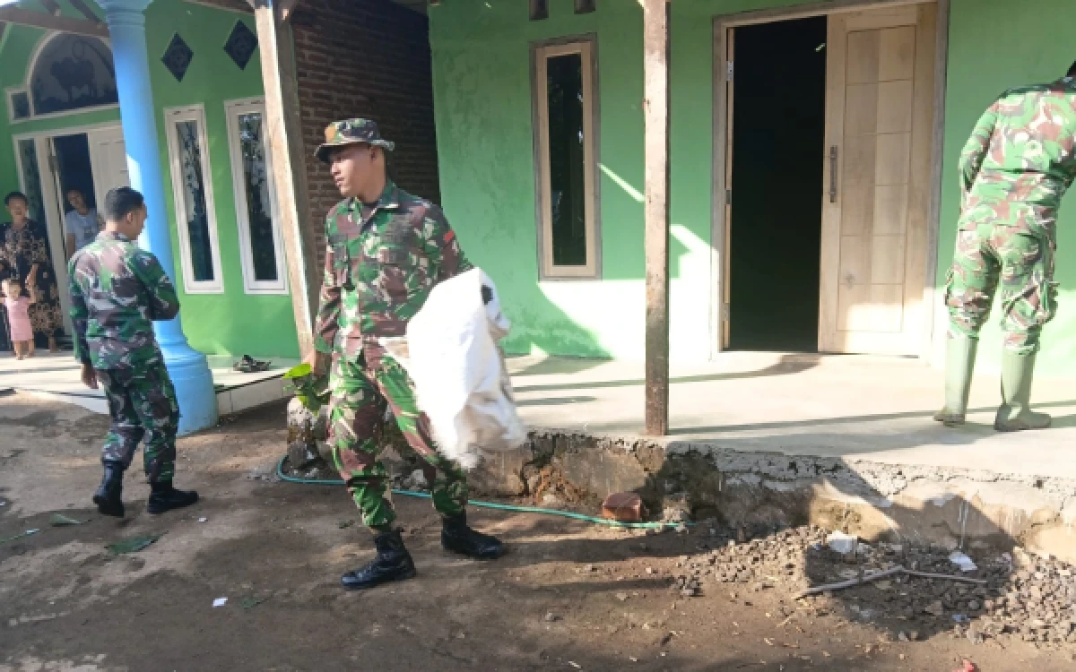 Thumbnail Berita - Satgas TMMD Ke-128 Kodim 0820 Probolinggo Tuntaskan Rehab RTLH Milik Ibu Pusri di Dusun Klagin Kecamatan Maron