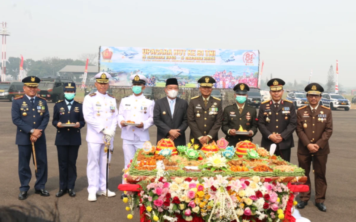 Foto Pelaksanaan pemotongan tumpeng dalam upacara peringatan Hari Ulang Tahun (HUT) ke-81 di Apron Bravo Lanud Sri Mulyono Herlambang (SMH) Palembang, Senin 5 Oktober 2026 (Foto : Yola/Ketik.com)