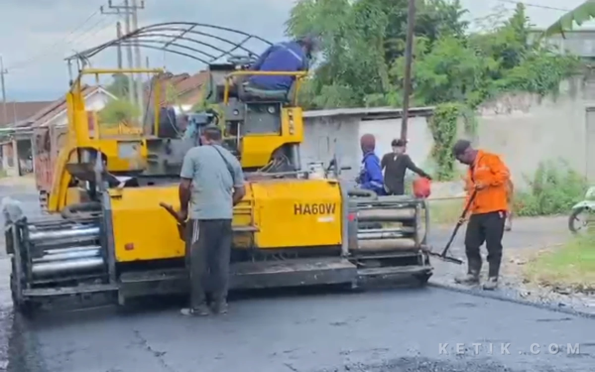 Thumbnail Berita - Wabup Bondowoso Kawal Ketat Proyek Jalan, Uji Aspal di Grujugan Jadi Penentu Mutu Pembangunan