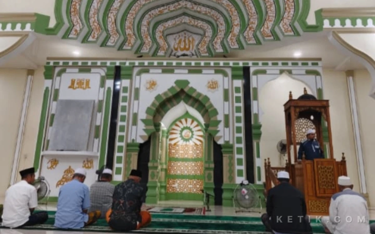 Thumbnail Berita - Subuh di Masjid Bersejarah, Ustadz Yasirli: Manusia Cenderung Akan Berubah dalam 3 Keadaaan