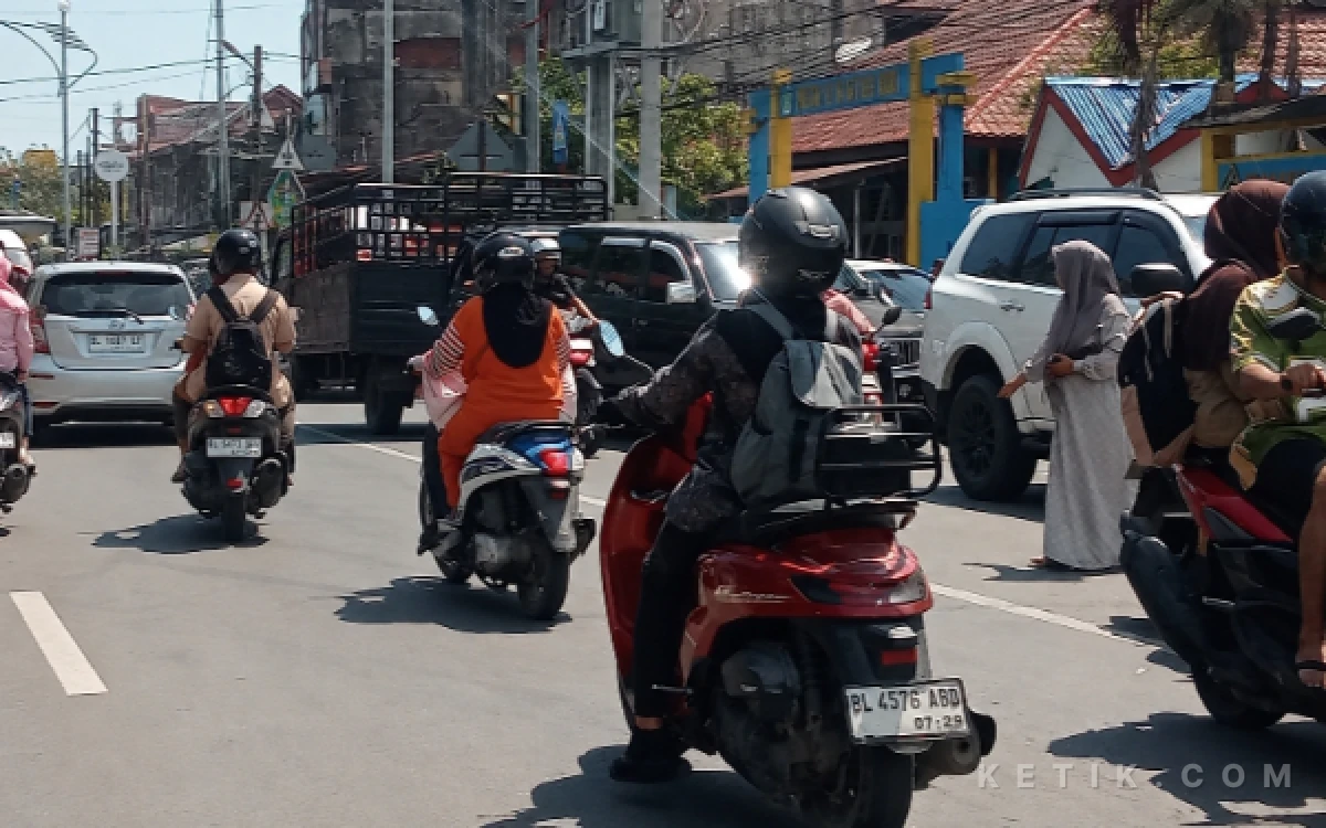 Thumbnail Berita - Bikin Macet, Wali Murid Keluhkan Antrean BBM di Ruas Jalan Jalan Manekroo Aceh Barat